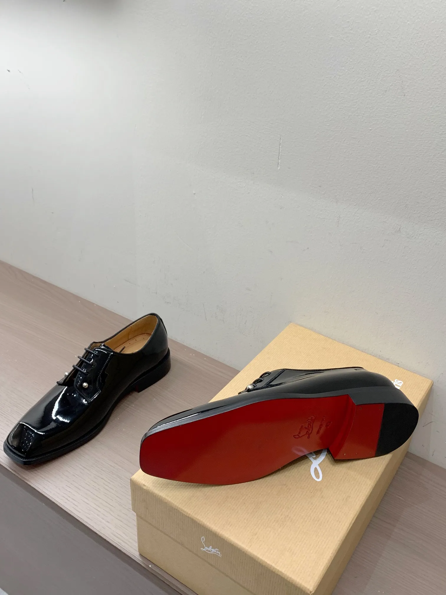 [CL red sole shoes] Top P: 1020💰 Size 39-44 (38.45.46 custom-made, non-returnable) Christian Louboutin men's classic Oxford shoes, men's business formal leather shoes💫Original molding, 1:1 replica, specially made for nobles. The unique shoe shape is unique and 100% comfortable! The whole shoe is made of imported Italian cowhide material, carefully selected, with fine pores and rich luster. Cow leather lining, soft and comfortable, sweat-absorbent and breathable. Genuine leather outsole, non-slip and wear-resistant, full of texture, elegant and luxurious overall, integrating comfort, formality and luxury! The Rolls Royce of shoes!